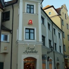 Wohn- und Geschäftshaus, Engelapotheke