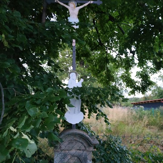 Kříž v zahradě domu 133 v Horním Podluží