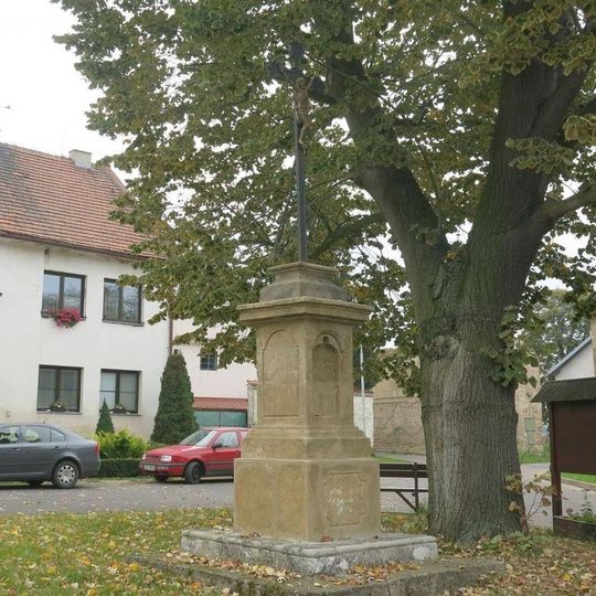 Kříž na návsi v Nučnicích