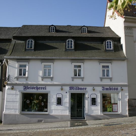 Wohnhaus mit Ladeneinbau und daran anschließendes Altes Rathaus, in geschlossener Bebauung Markt 3