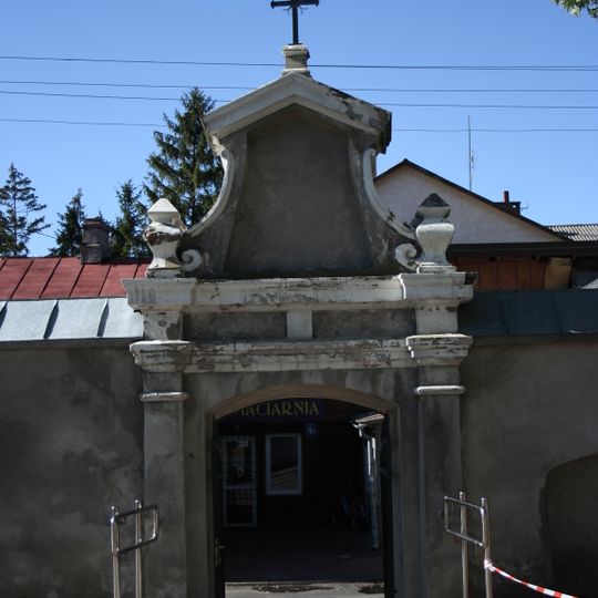 Mur cmentarza kościelnego z bramką