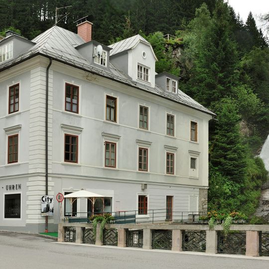 Wohn- und Geschäftshaus, Haus am Wasserfall