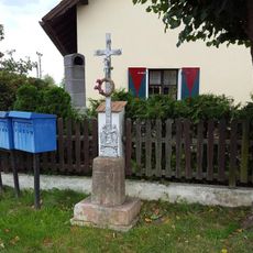 Kříž v Bykoši u silnice na Všeradice