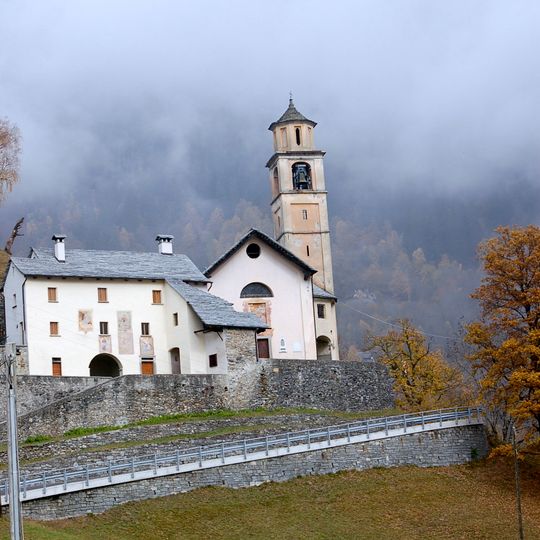 Complesso della chiesa parrocchiale di S. Maria delle Grazie con ossario e casa parrocchiale