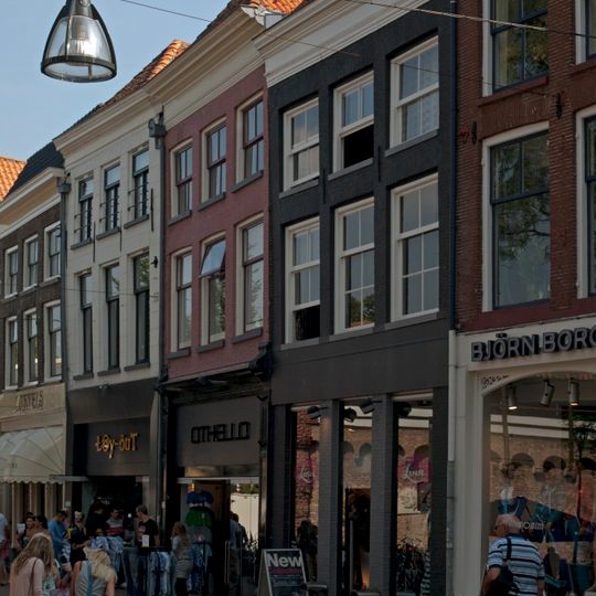 Pand met rechte lijstgevel en jongere onderpui