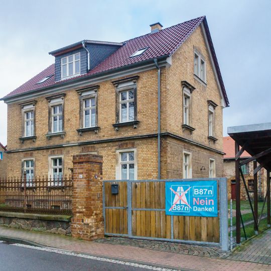 Wohnhaus, mit Einfriedung und hofseitigem Nebengebäude