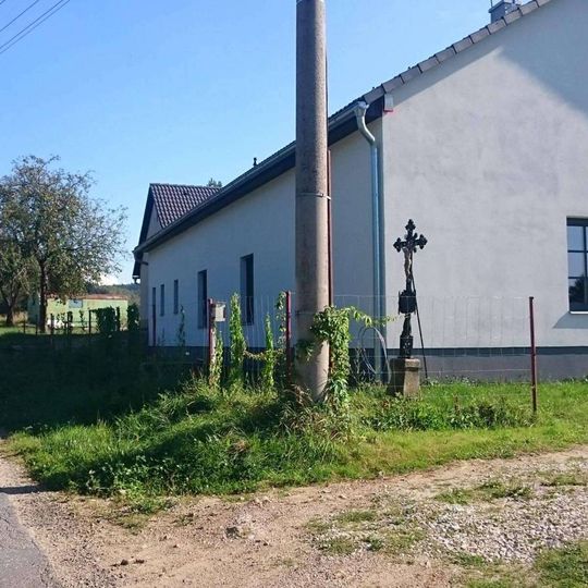 Kříž ve Světcích v zahradě