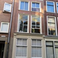 Pand met gesausde lijstgevel