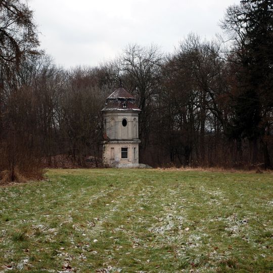 Ruiny pałacu z wieżą w Kamieniu