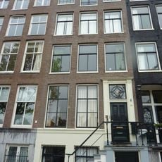 Pand met gevel onder rechte lijst