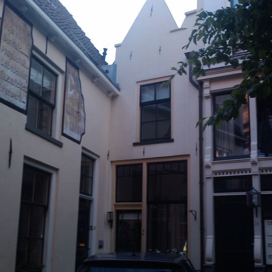 Huis met gecementeerd tuitgeveltje
