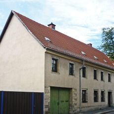 Ländliches Wohnhaus mit Hofdurchfahrt und Keller mit großer Tonne (Feldstein) in geschlossener Bebauung, im rechten Winkel Hofflügel und Scheune (Feldstein) mit Anbau (Ziegel) Oberstraße 14