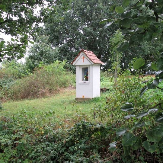 Kaplička Patra a Pavla u Rájce mezi poli