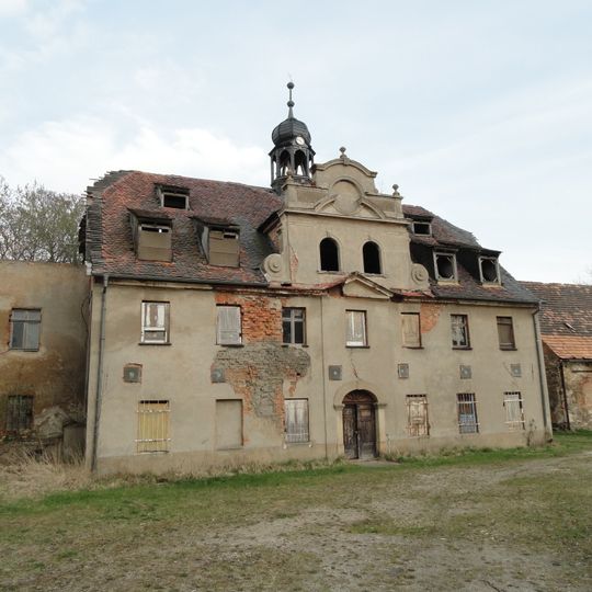 Vierseithof mit Herrenhaus, Gesindehaus, Scheune, Stall und Lagerhaus, dazu zwei Baumreihen und ein Solitärbaum Strandpromenade 63
