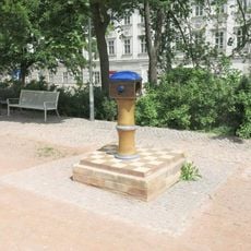 Keramická plastika Ptačí krmítko v parku Koliště v Brně