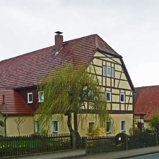 Wohnstallhaus, zwei Scheunen und Toreinfahrt eines Dreiseithofes Basteistraße 76