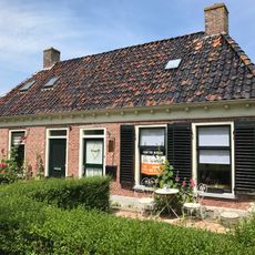 Pand met goot op klossen onder schilddak met hoekschoorstenen (vormt een geheel met nr. 12)