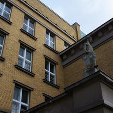 Socha mladíka u střední školy v ulici Karla IV. v Pardubicích