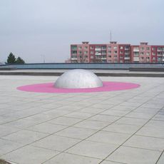 Kovová plastika před domem Zahradní 5305 v Chomutově