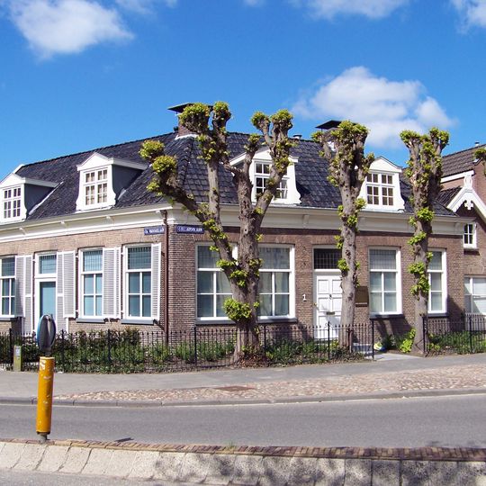 Woonhuis met koetshuis