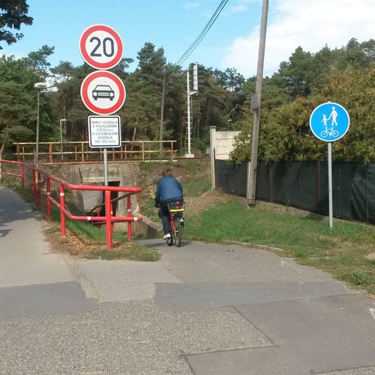 Podchod Ke Kolonii - Sportovní v Neratovicích-Mlékojedech