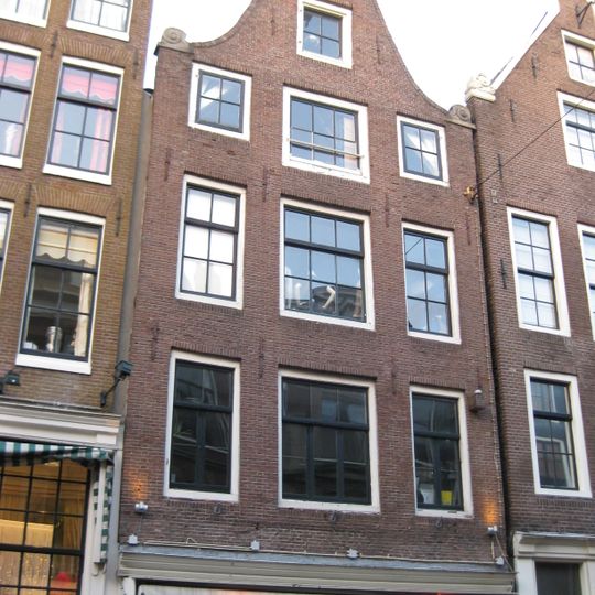 Pand met gevel onder klokvormige rollagentop