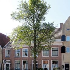 Woonhuis onder dwars zadeldak samen met nr. 8A