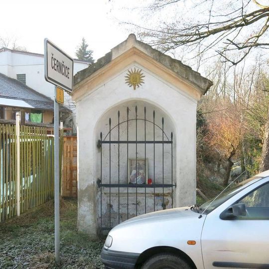 Kaplička u silnice na severním okraji Černčic