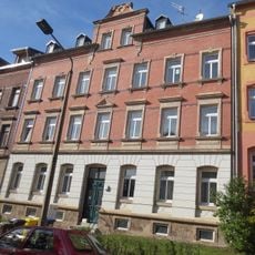 Mietshaus in geschlossener Bebauung mit Vorgarten Ebersdorfer Straße 7