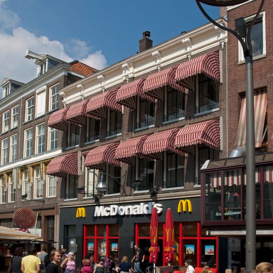 Pand met gevel met rechte kroonlijst en consoles