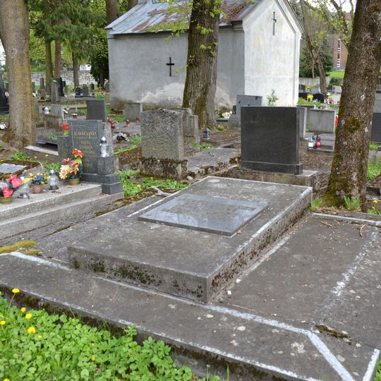 Cintorín ev. a. v. , hrob s náhrobníkom