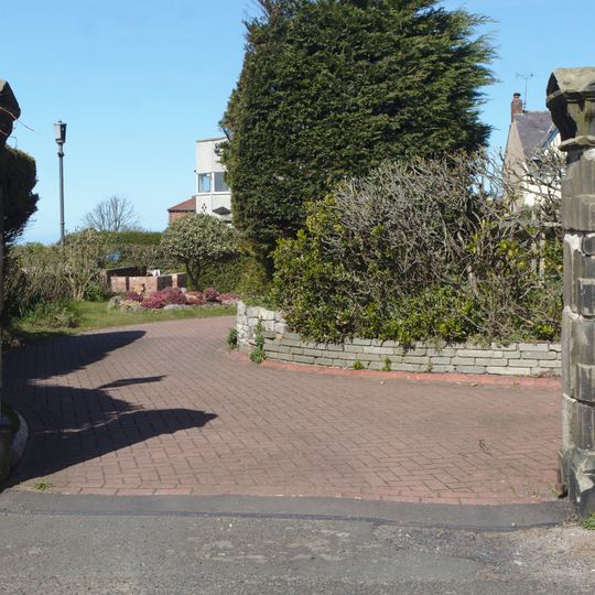 Gatepiers to 14 and 15 Beach Lawn