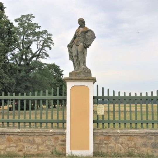 Alegorická socha Květen v ohradě zámecké zahrady ve Veltrusech
