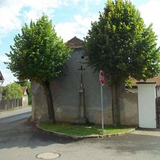 Kříž ve Chrástu u křižovatky