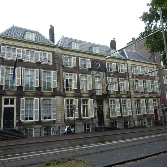 Pand, oorspronkelijk een geheel met de nrs. 15 en 16, gebouwd als paleis van de Friese stadhouders door Pieter de Swart - rococo-interieurs, thans Museum Bredius