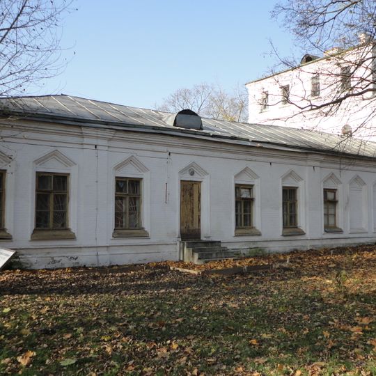 Служебный корпус у Передних ворот — конюшни и сараи