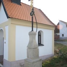 Kříž u kaple v Dolních Rápoticích