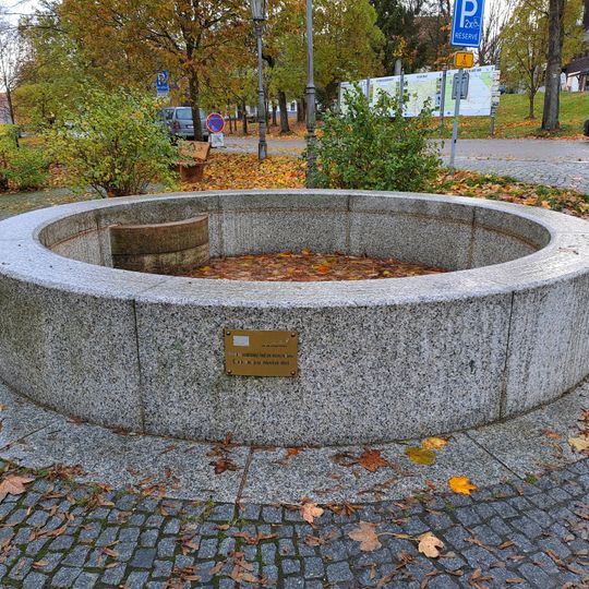 Kašna ve východní části náměstí v Božím Daru