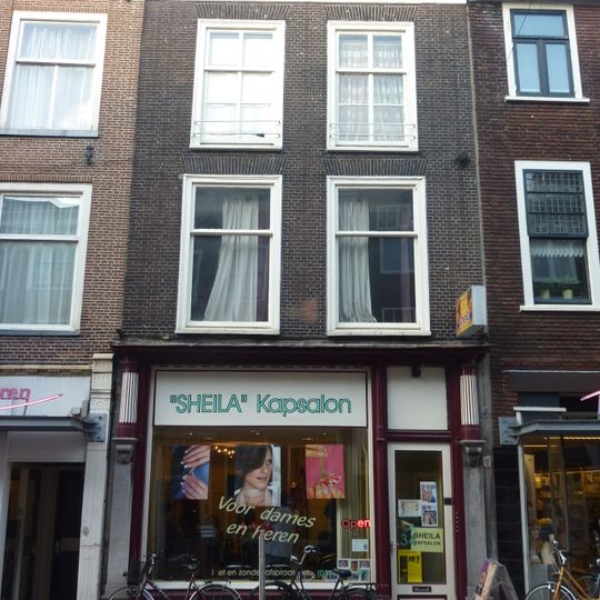 Pand met bakstenen gevel met rechte kroonlijst