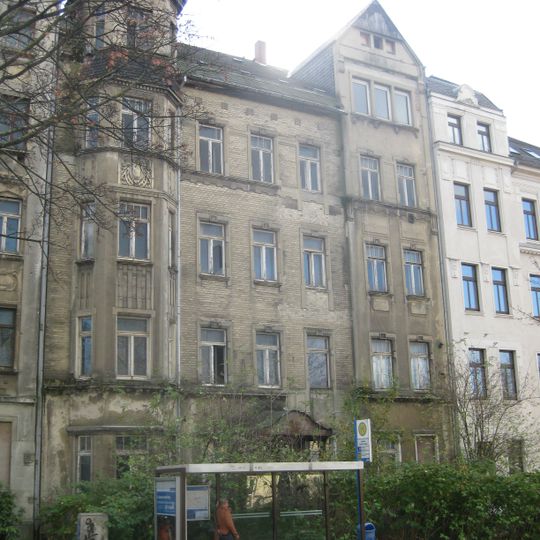 Mietshaus in geschlossener Bebauung mit Vorgarten Heinrich-Schütz-Straße 14
