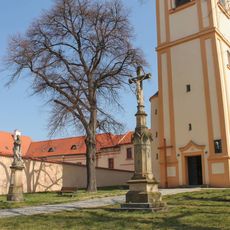 Kříž v Nezamyslicích před kostelem