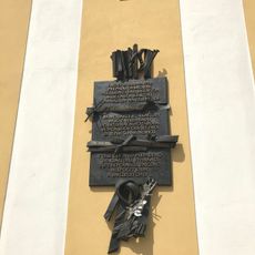 Pamětní deska obětem Akce K na budově gymnásia ve Velehradě