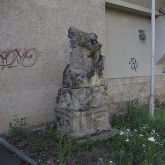 Torzo sochy u železničního podjezdu v Krásném Březně ve Veslařské ulici