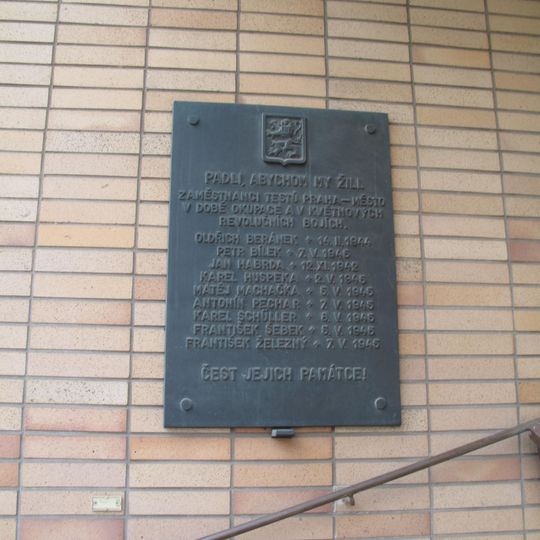 Plaque to WWII victims at Olšanská 3