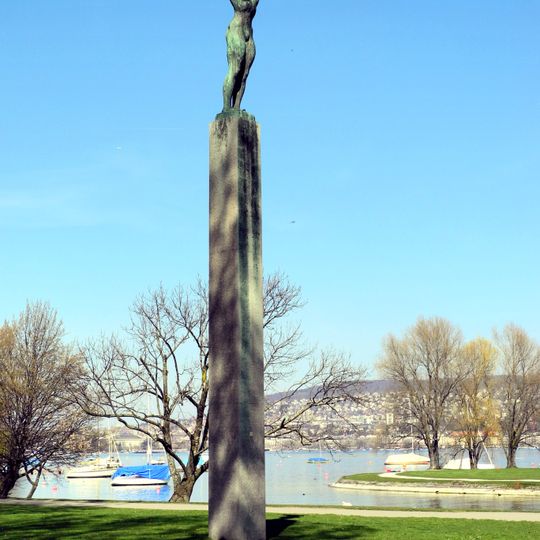 Mädchen mit erhobenen Händen