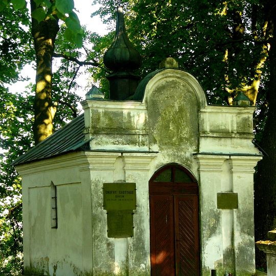 Kaplica grobowa rodziny Grotthusów na terenie cmentarza grzebalnego, wraz z marmurowymi epitafiami Onufrego i Krzysztofa Grotthusów
