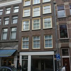 Pand met gevel onder licht golvende lijst met consoles