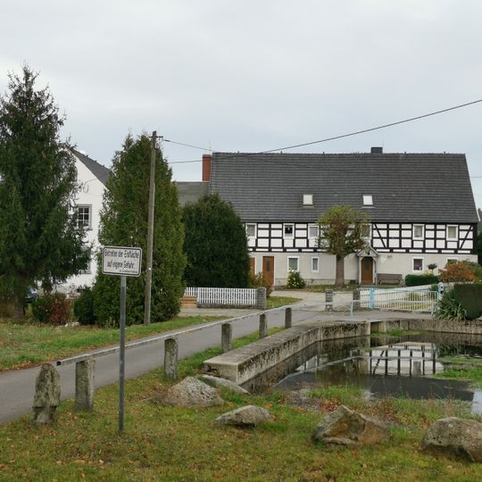 Wohnhaus und angebaute Scheune eines Dreiseithofes Pulsnitzer Straße 8