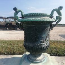 Vase aux anses formées d’un dragon