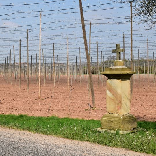 Kříž u silnice jižně od Zálužic